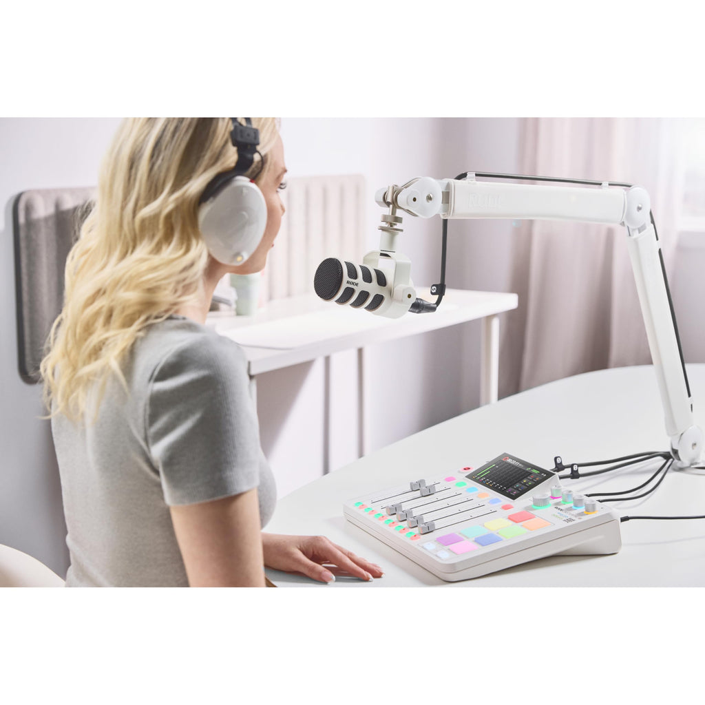 White Cardioid Dynamic Broadcast Microphone with XLR Cable S826