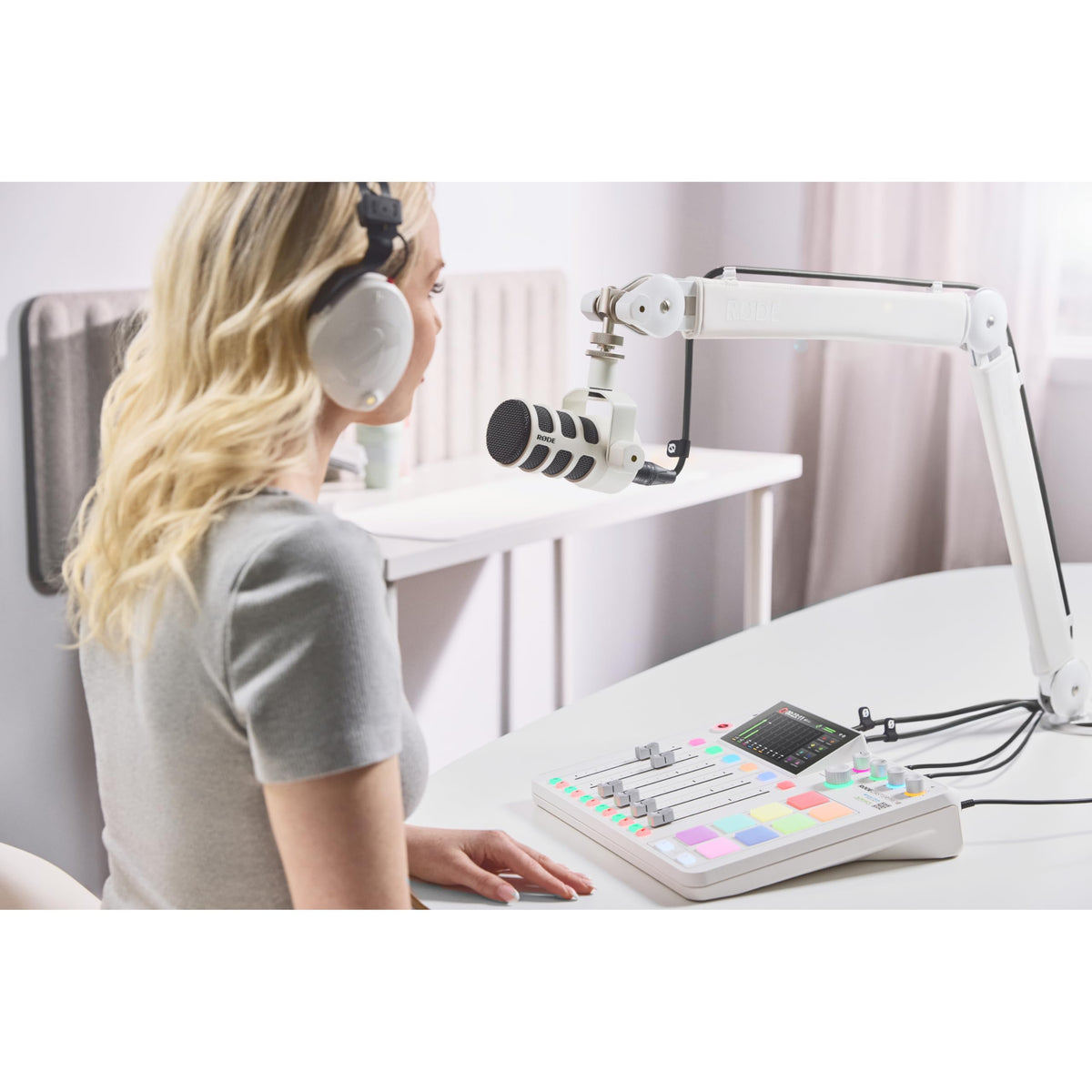 White Cardioid Dynamic Broadcast Microphone with XLR Cable S826